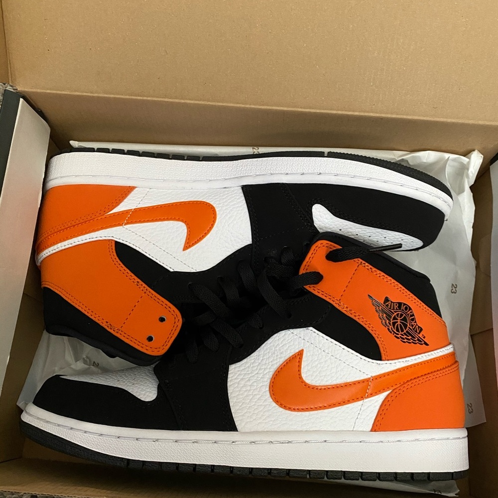 BRAND NEW men’s size 10 retro 1’s